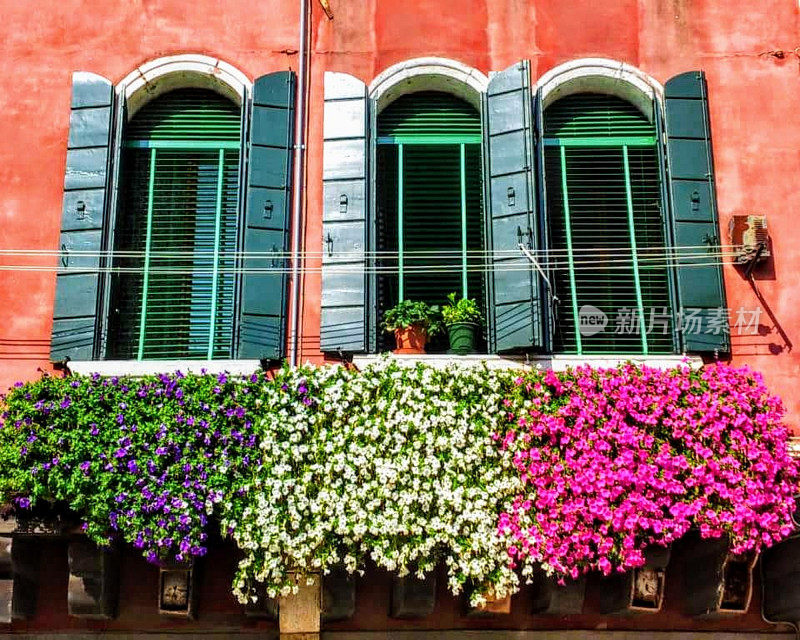 Balcón con flores even venice